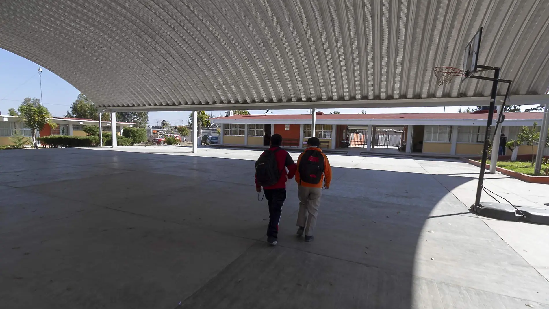 Los padres de familia revisan periódicamente las mochilas de los alumnos.  Foto César Ortiz.